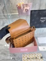 MCM(エム シー エム)アウトレット男女兼用ショルダーバッグ