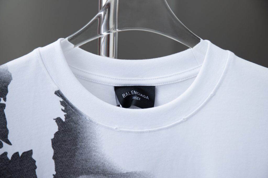 BALENCIAGA(バレンシアガ)偽物ファッショングラフィティ半袖Tシャツ激安通販 
