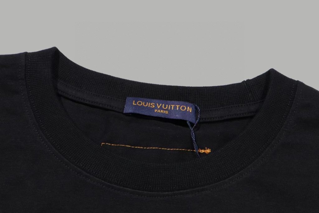LOUIS VUITTON(ルイヴィトン)2024新作アルファベット半袖Tシャツ男女兼用 n級品