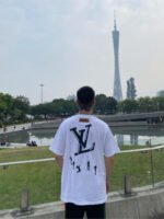 LOUIS VUITTON(ルイヴィトン) 2024新作アルファベット プリント カップルモデル半袖Tシャツコピー