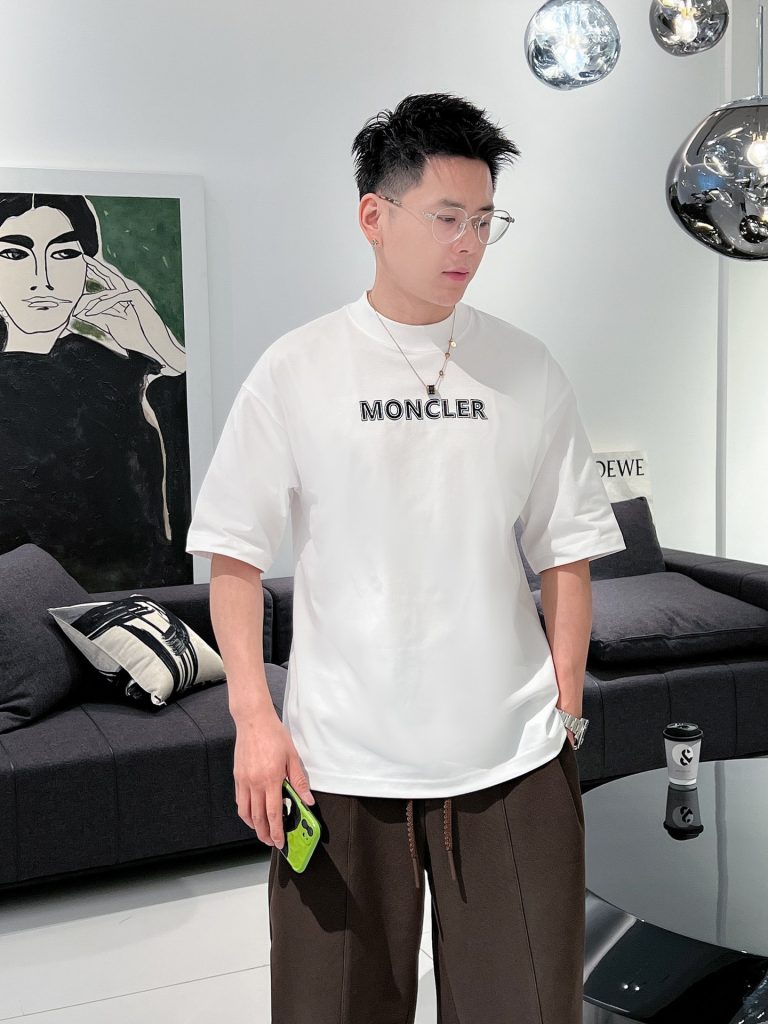 MONCLER(モンクレール)2024新作新技術メンズのやや広めのラウンドネック半袖Tシャツコピー