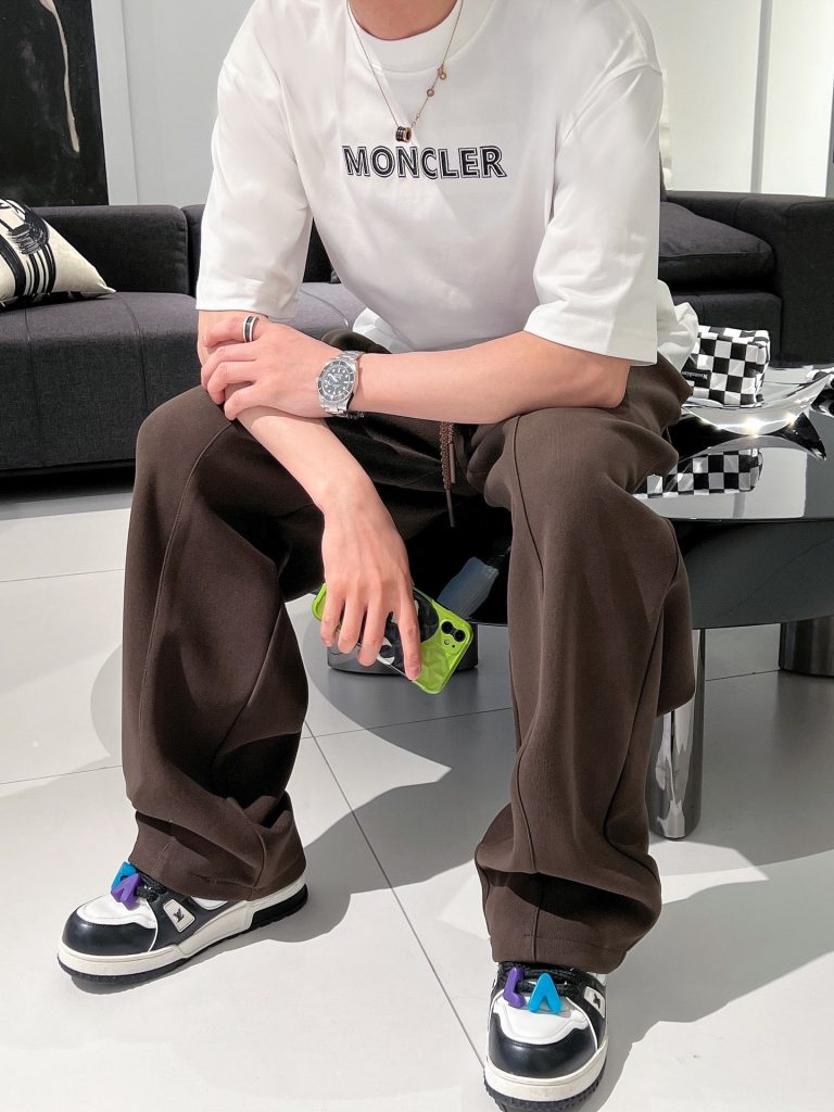 MONCLER(モンクレール)2024新作新技術メンズのやや広めのラウンドネック半袖Tシャツコピー