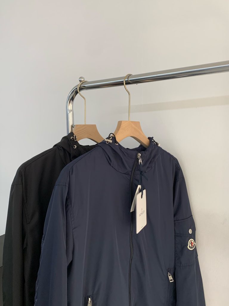 MONCLER(モンクレール)春新作刺繍ロゴロゴメタルバックルフード付きカジュアルジャケットコピー