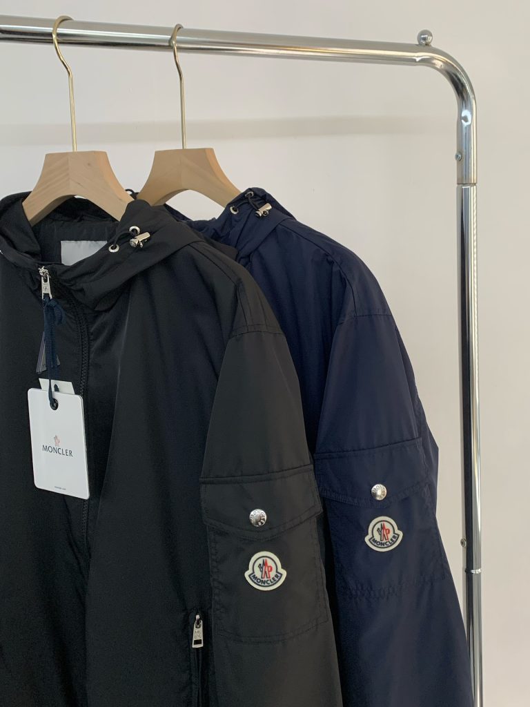 MONCLER(モンクレール)春新作刺繍ロゴロゴメタルバックルフード付きカジュアルジャケットコピー