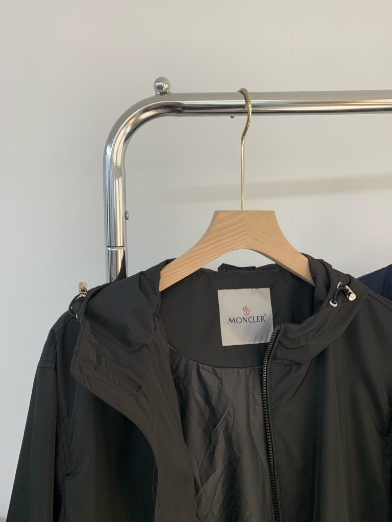 MONCLER(モンクレール)春新作刺繍ロゴロゴメタルバックルフード付きカジュアルジャケットコピー