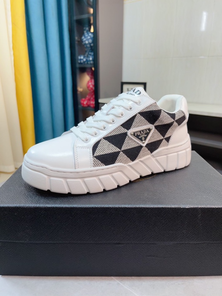 PRADA(プラダ )ミラノ展示会で新作メンズシューズn級品