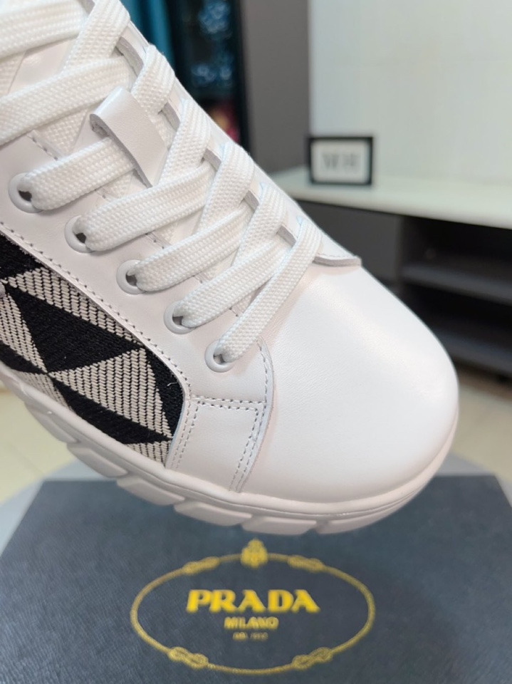 PRADA(プラダ )ミラノ展示会で新作メンズシューズn級品