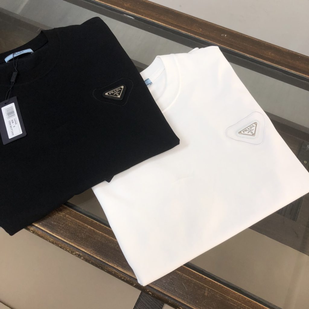 PRADA(プラダ )2024春夏新作男女兼用カップルモデル半袖Tシャツコピー|スーパーコピーn級優良店 2 PRADA(プラダ )2024春夏新作男女兼用カップルモデル半袖Tシャツコピー