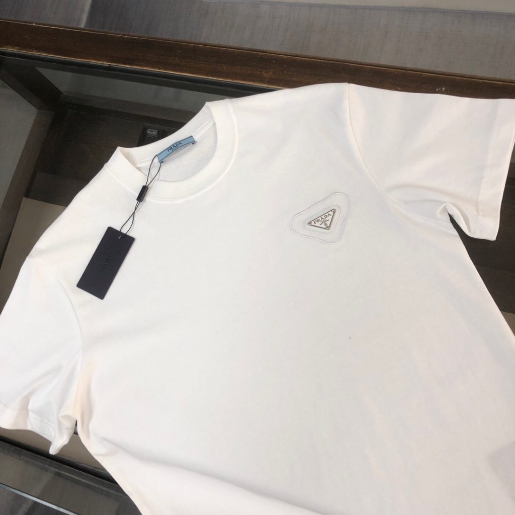 PRADA(プラダ )2024春夏新作男女兼用カップルモデル半袖Tシャツコピー|スーパーコピーn級優良店 3 PRADA(プラダ )2024春夏新作男女兼用カップルモデル半袖Tシャツコピー