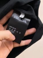 PRADA(プラダ)春夏新作三角カスタム生地マーク半袖Tシャツn級品