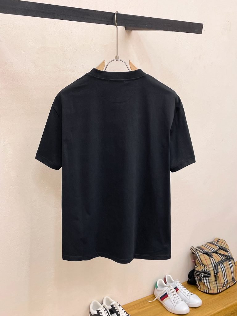 PRADA(プラダ)春夏新作三角カスタム生地マーク半袖Tシャツn級品