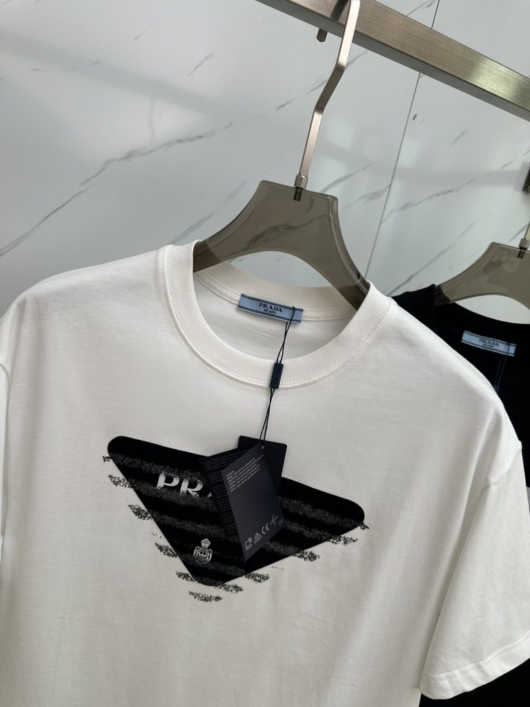 PRADA(プラダ)定番偽物 カスタム生地アルファベットロゴ ラウンドネック半袖激安通販|スーパーコピーn級優良店 2 PRADA(プラダ)定番偽物 カスタム生地アルファベットロゴ ラウンドネック半袖激安通販