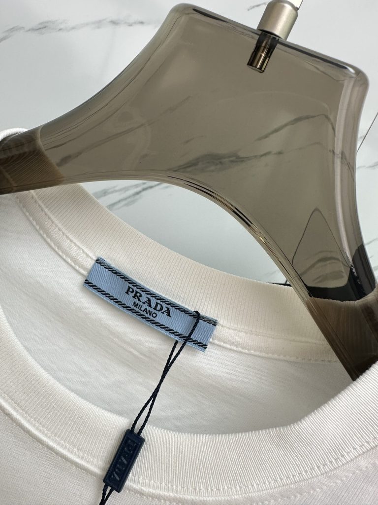 PRADA(プラダ)定番偽物 カスタム生地アルファベットロゴ ラウンドネック半袖激安通販|スーパーコピーn級優良店 3 PRADA(プラダ)定番偽物 カスタム生地アルファベットロゴ ラウンドネック半袖激安通販