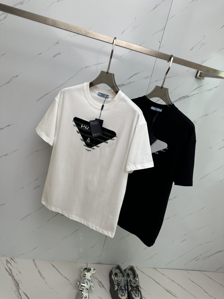 PRADA(プラダ)定番偽物 カスタム生地アルファベットロゴ ラウンドネック半袖激安通販|スーパーコピーn級優良店 4 PRADA(プラダ)定番偽物 カスタム生地アルファベットロゴ ラウンドネック半袖激安通販