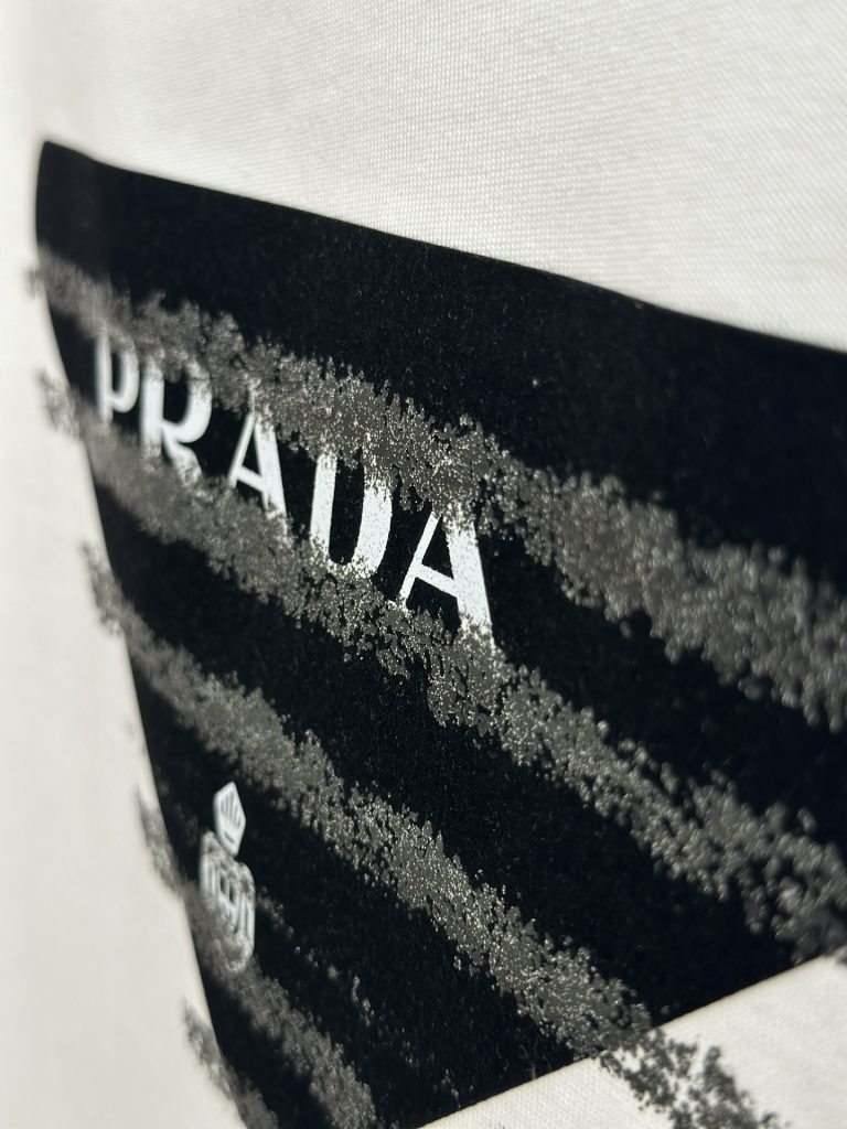 PRADA(プラダ)定番偽物 カスタム生地アルファベットロゴ ラウンドネック半袖激安通販|スーパーコピーn級優良店 6 PRADA(プラダ)定番偽物 カスタム生地アルファベットロゴ ラウンドネック半袖激安通販