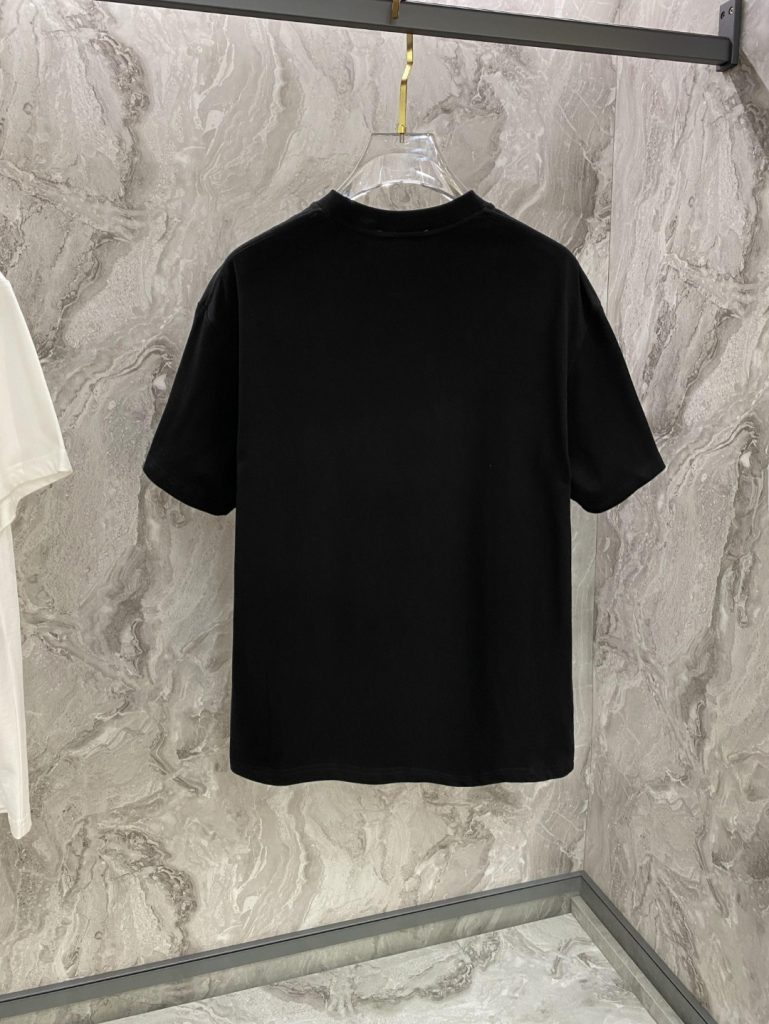 PRADA(プラダ)2024春夏ハイストリートスタイルファッション ラウンドネック半袖Tシャツスーパーコピー|スーパーコピーn級優良店 2 PRADA(プラダ)2024春夏ハイストリートスタイルファッション ラウンドネック半袖Tシャツスーパーコピー