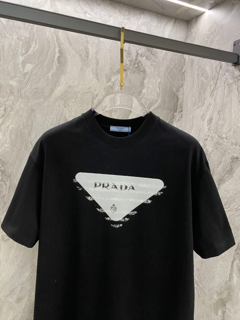 PRADA(プラダ)2024春夏ハイストリートスタイルファッション ラウンドネック半袖Tシャツスーパーコピー|スーパーコピーn級優良店 4 PRADA(プラダ)2024春夏ハイストリートスタイルファッション ラウンドネック半袖Tシャツスーパーコピー
