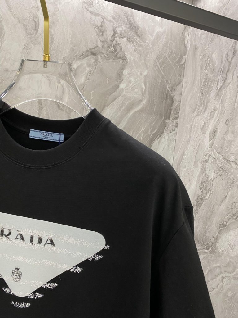 PRADA(プラダ)2024春夏ハイストリートスタイルファッション ラウンドネック半袖Tシャツスーパーコピー|スーパーコピーn級優良店 5 PRADA(プラダ)2024春夏ハイストリートスタイルファッション ラウンドネック半袖Tシャツスーパーコピー