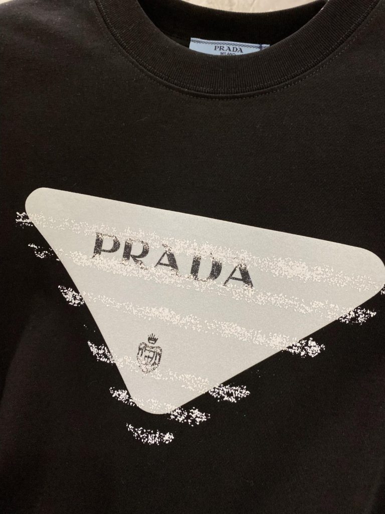 PRADA(プラダ)2024春夏ハイストリートスタイルファッション ラウンドネック半袖Tシャツスーパーコピー|スーパーコピーn級優良店 6 PRADA(プラダ)2024春夏ハイストリートスタイルファッション ラウンドネック半袖Tシャツスーパーコピー