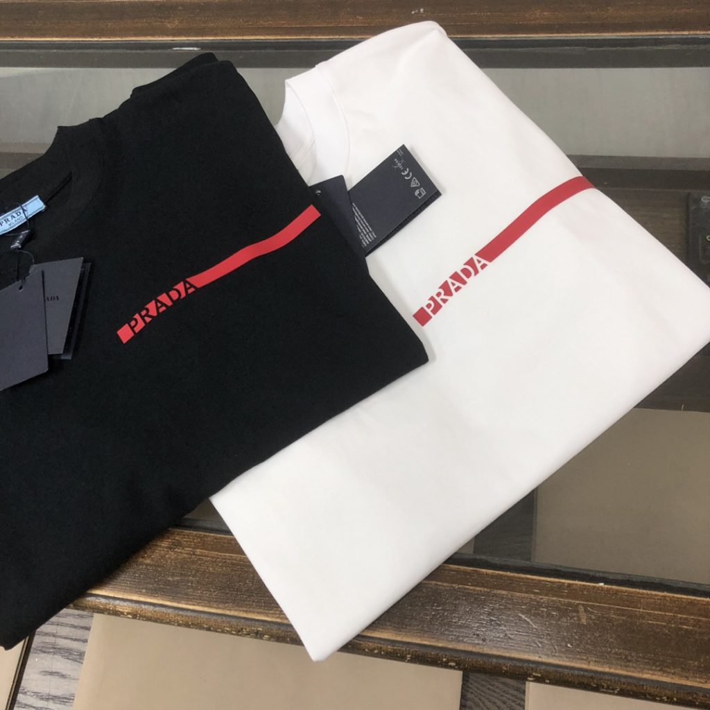 PRADA(プラダ)2024新作定番赤いストライプのロゴデザインカップルモデル半袖Tシャツ n級品