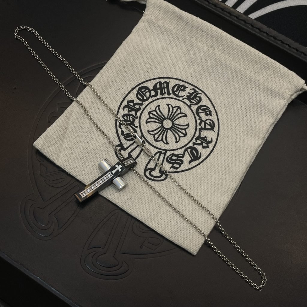 Chrome Hearts（クロムハ ーツ）スーパーコピー クロスダイヤモンド付ペンダントネックレス