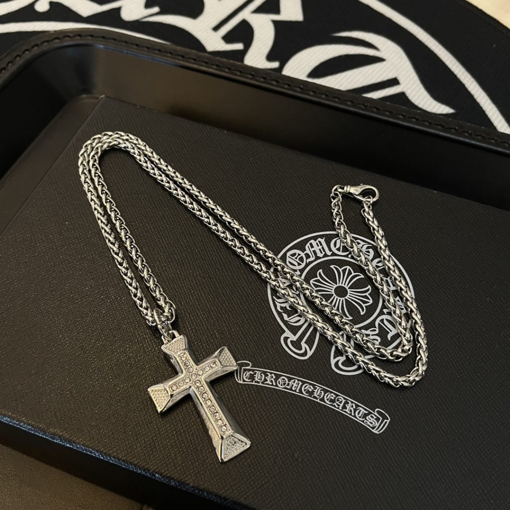 Chrome Hearts（クロムハーツ ）n級品   クロスダイヤモンドペンダント蛇骨ネックレス  激安通販