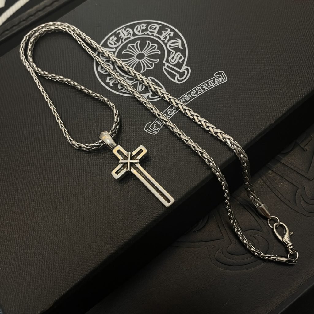 Chrome Hearts（クロムハーツ）芸能人  十字架ペンダント蛇骨ネックレス 激安通販