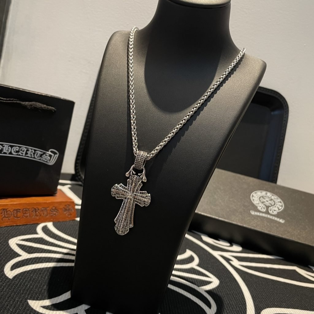 Chrome Hearts（クロムハーツ）偽物  クロスペンダント復古蛇骨ネックレス