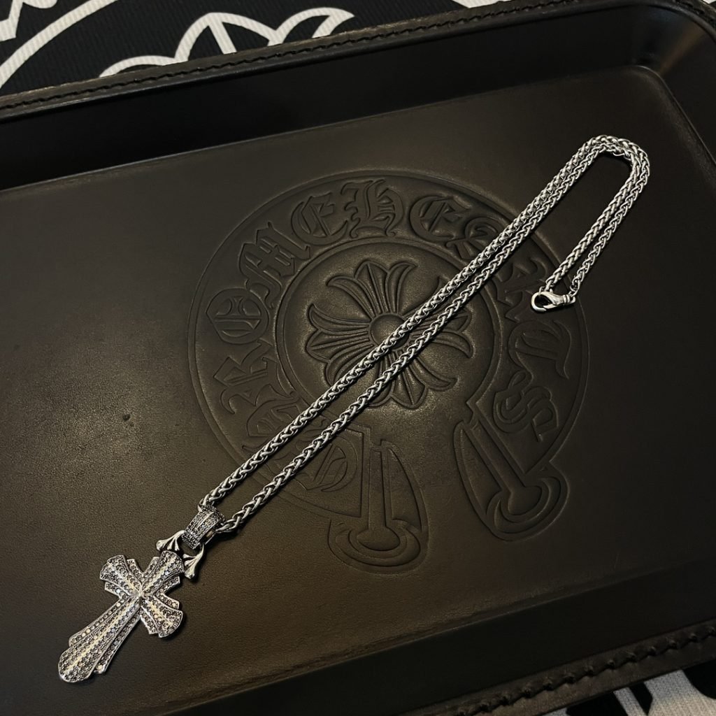 Chrome Hearts（クロムハーツ）偽物  クロスペンダント復古蛇骨ネックレス