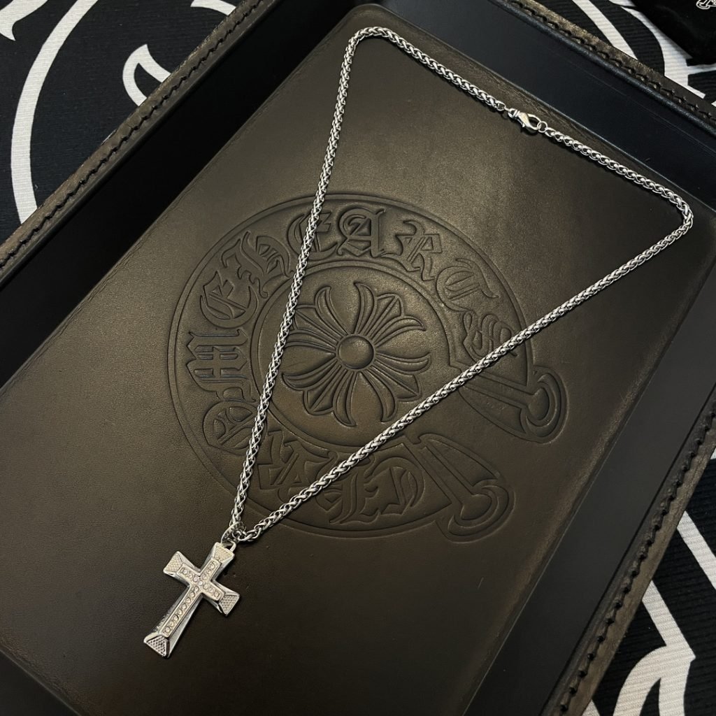 Chrome Hearts（クロムハーツ ）n級品   クロスダイヤモンドペンダント蛇骨ネックレス  激安通販