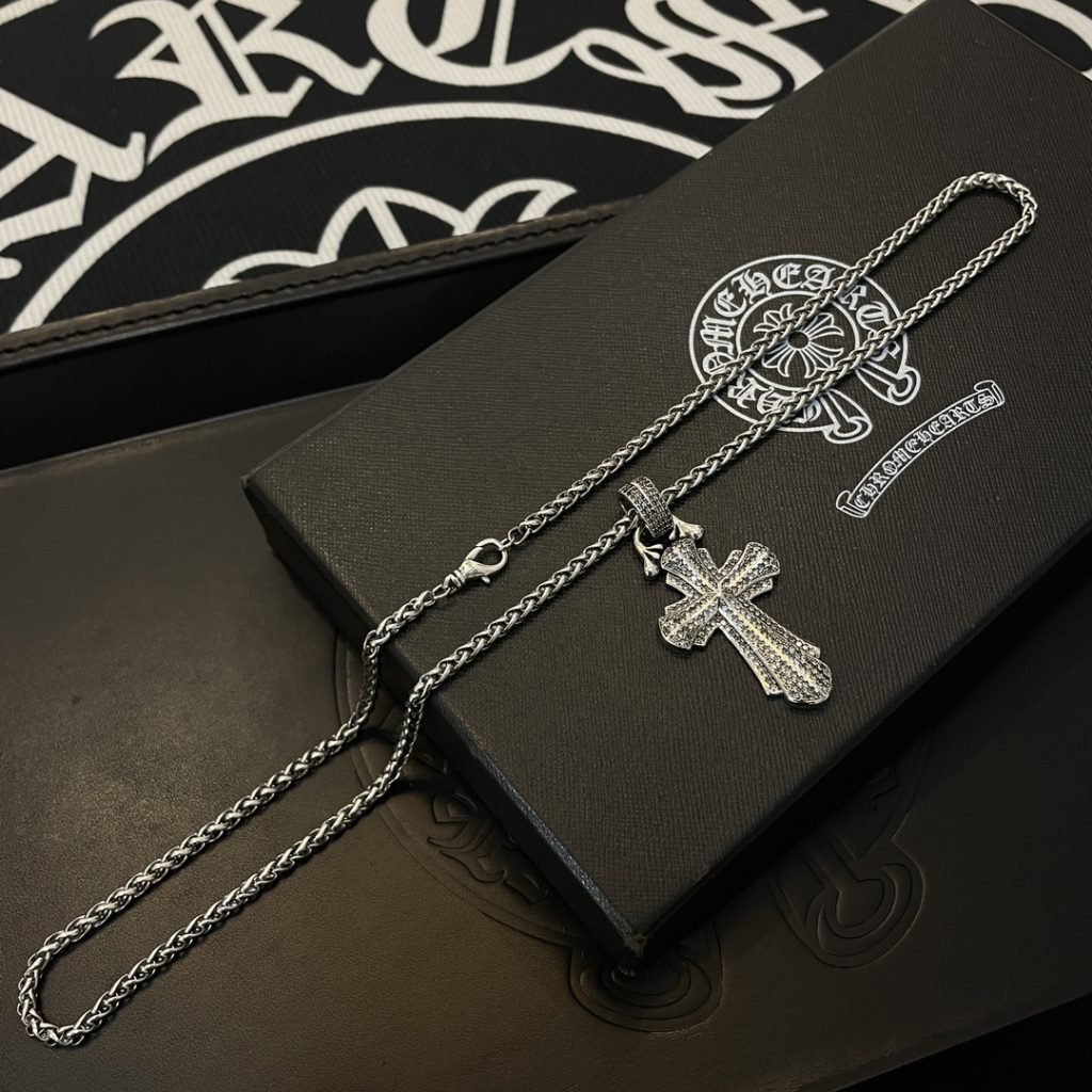 Chrome Hearts（クロムハーツ）偽物  クロスペンダント復古蛇骨ネックレス