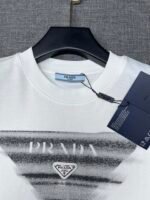 PRADA(プラダ) コピー 2024夏タイプ定番逆三角プリントラウンドネック半袖Tシャツ 通販