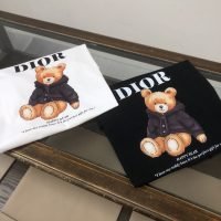 DIOR（ディオール） 24春夏最新作 偽物 熊ちゃんプリント半袖ラウンドネックTシャツ 激安通販