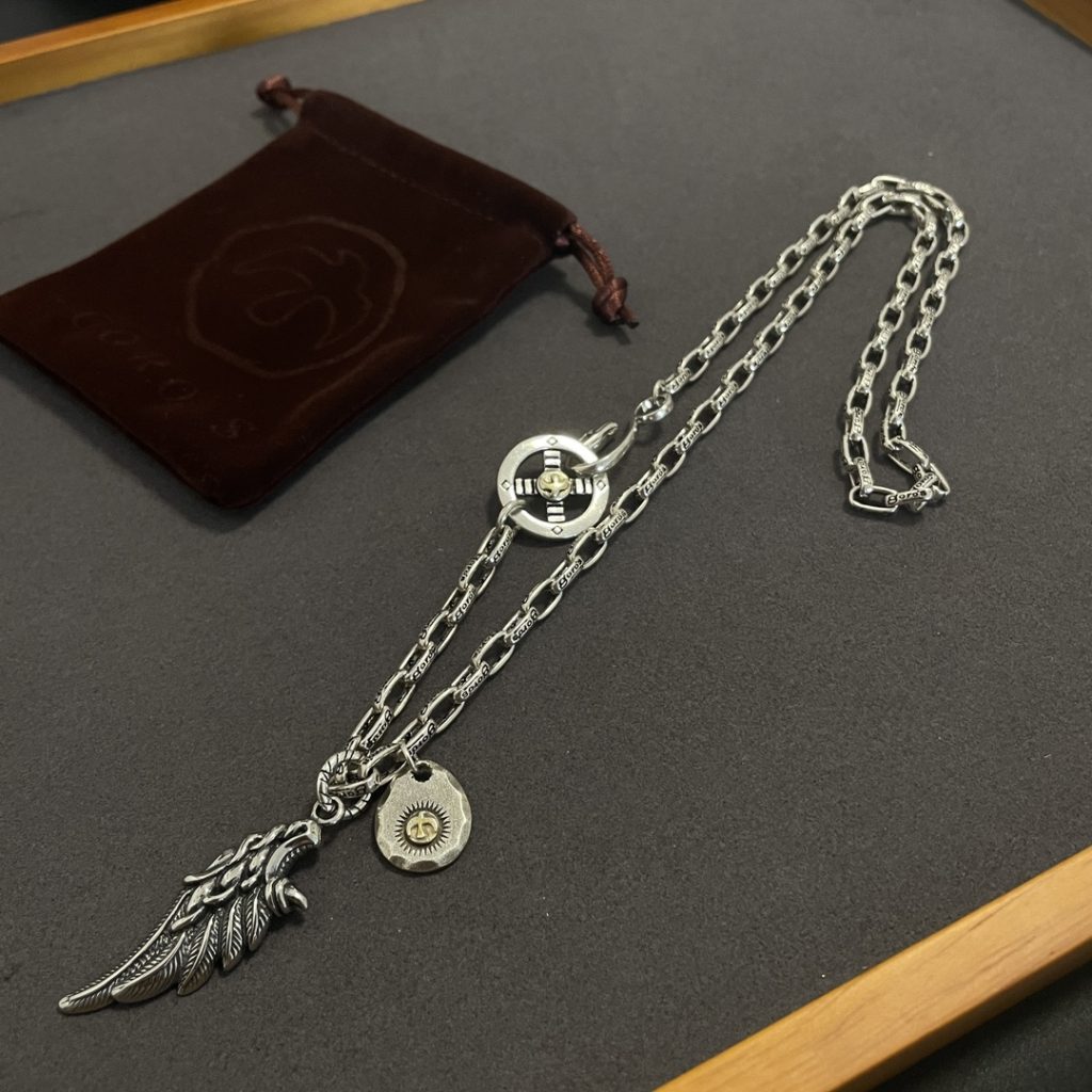 Goro’s（ゴローズ）高橋吾郎 芸能人 偽物 クラシックフェザーダブルペンダントモノグラムネックレス