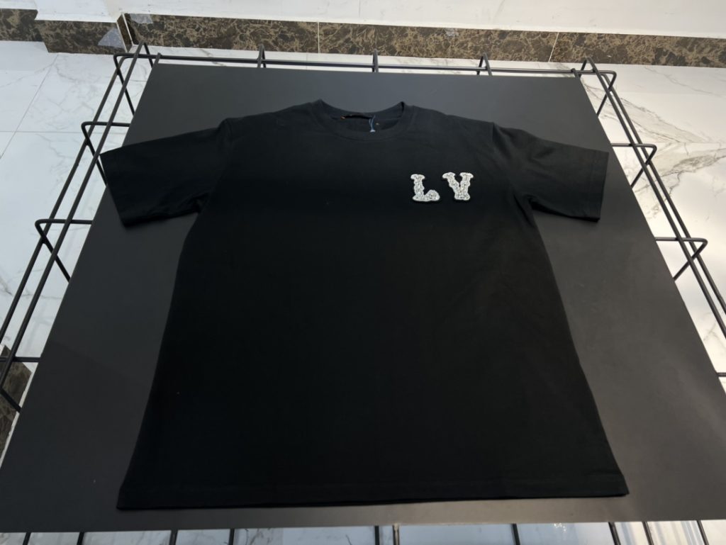 LOUIS VUITTON（ルイヴィトン） 偽物 lvクリスタルロゴ半袖オシャレでカジュアル半袖 激安通販