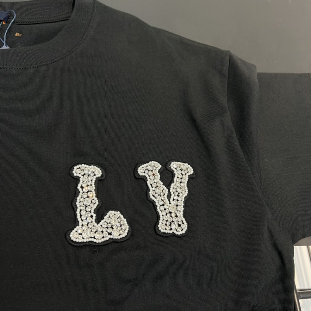 LOUIS VUITTON（ルイヴィトン） 偽物 lvクリスタルロゴ半袖オシャレでカジュアル半袖 激安通販