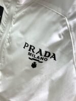 PRADA(プラダ)新作2024芸能人スーパーコピーオシャレでカジュアルなフード付きジャケット輸入オリジナル生地