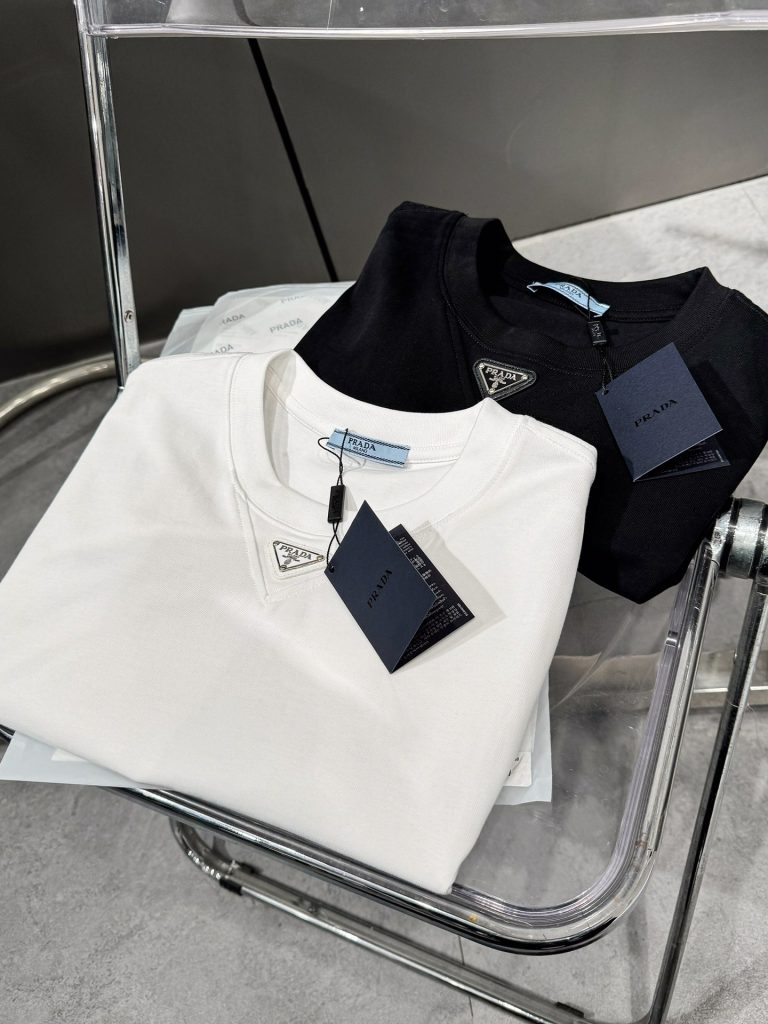 PRADA(プラダ)新作芸能人コピー襟元三角は➕の三角形徽章高品質半袖Tシャツを刺繍します