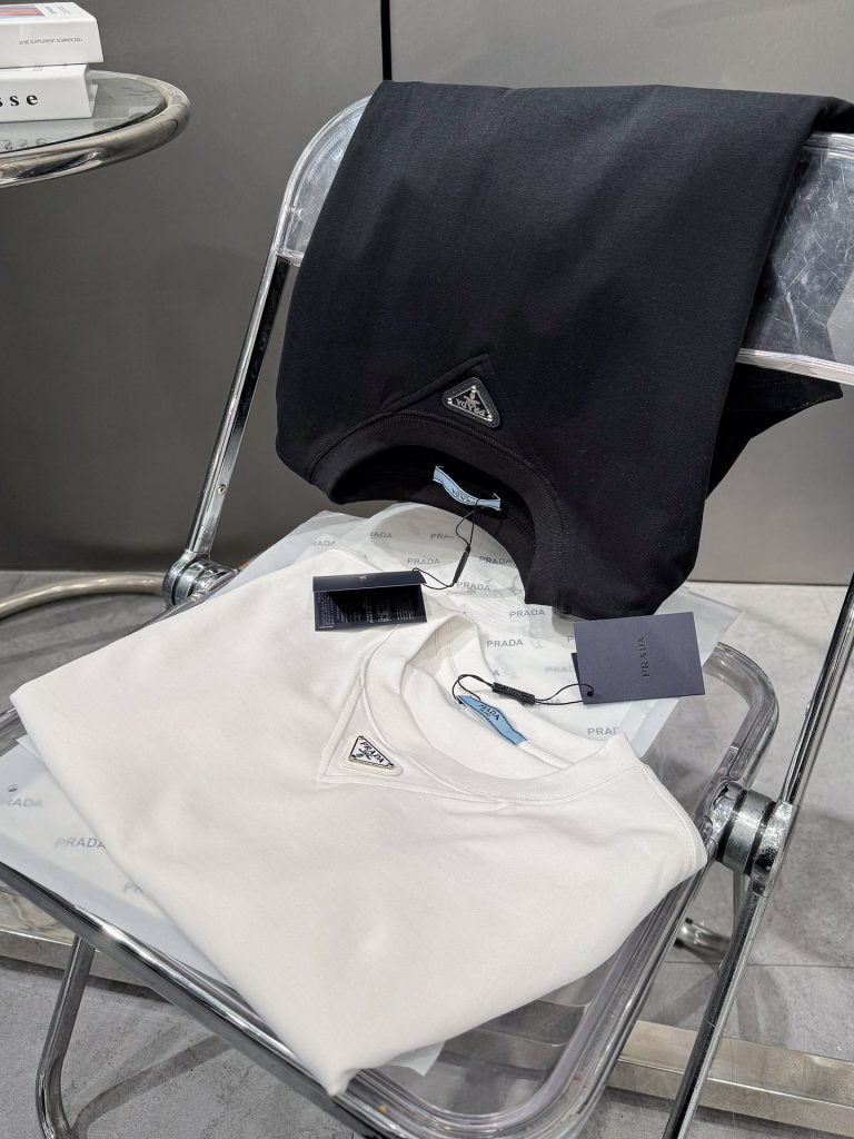 PRADA(プラダ)新作芸能人コピー襟元三角は➕の三角形徽章高品質半袖Tシャツを刺繍します