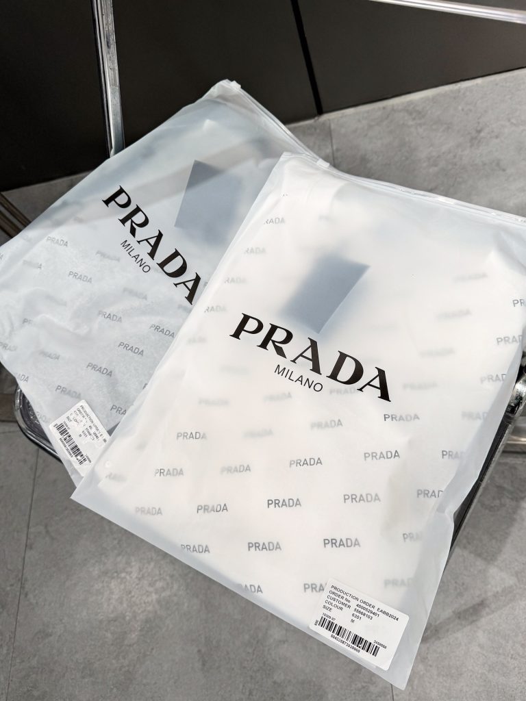 PRADA(プラダ)新作芸能人コピー襟元三角は➕の三角形徽章高品質半袖Tシャツを刺繍します