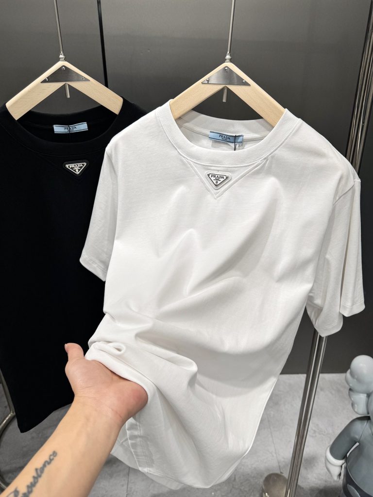 PRADA(プラダ)新作芸能人コピー襟元三角は➕の三角形徽章高品質半袖Tシャツを刺繍します