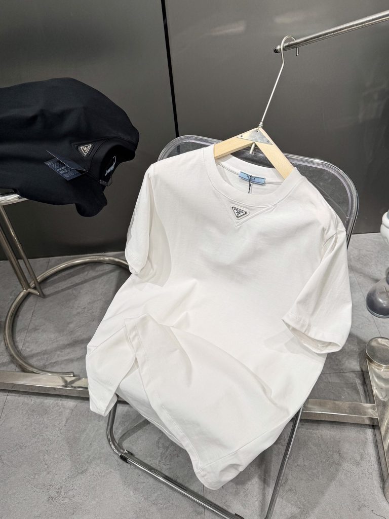 PRADA(プラダ)新作芸能人コピー襟元三角は➕の三角形徽章高品質半袖Tシャツを刺繍します