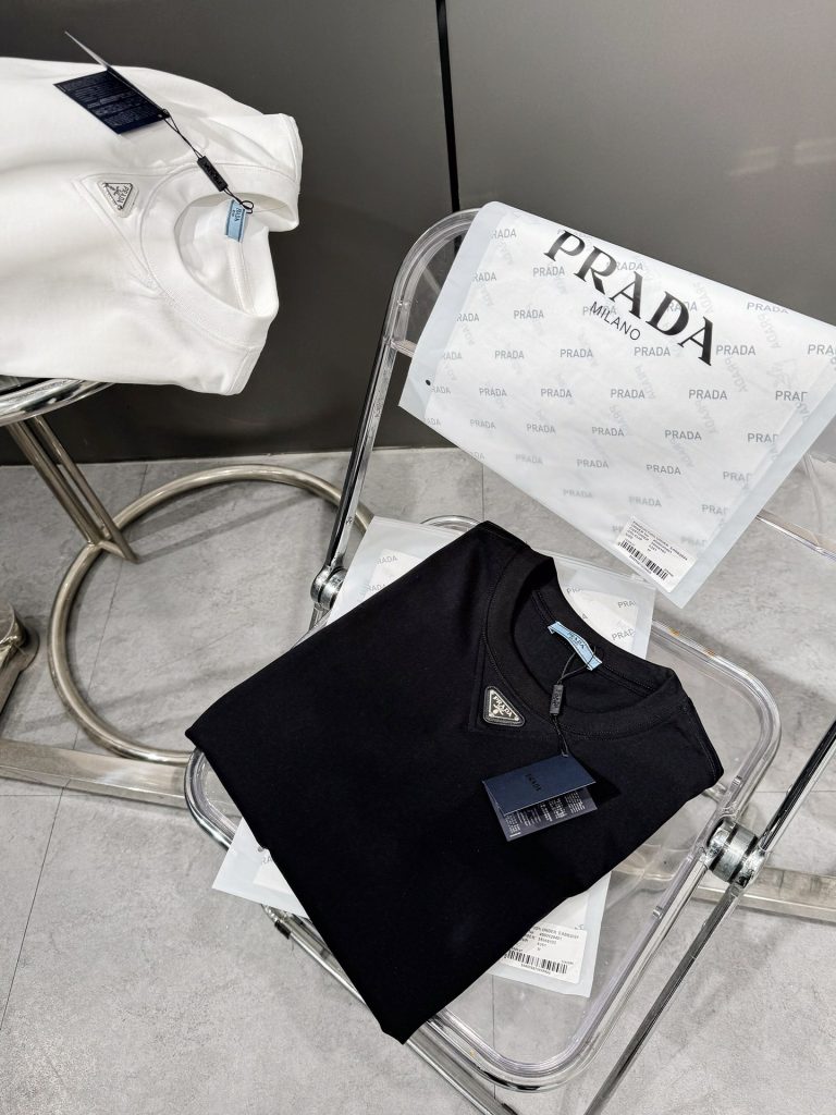PRADA(プラダ)新作芸能人コピー襟元三角は➕の三角形徽章高品質半袖Tシャツを刺繍します