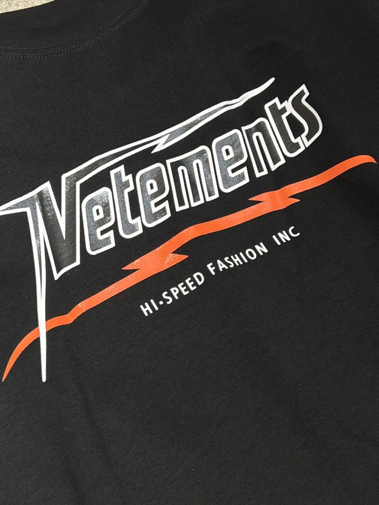 Vetements(ヴェトモン)偽物オシャレなlogeプリントカジュアル半袖Tシャツ激安通販