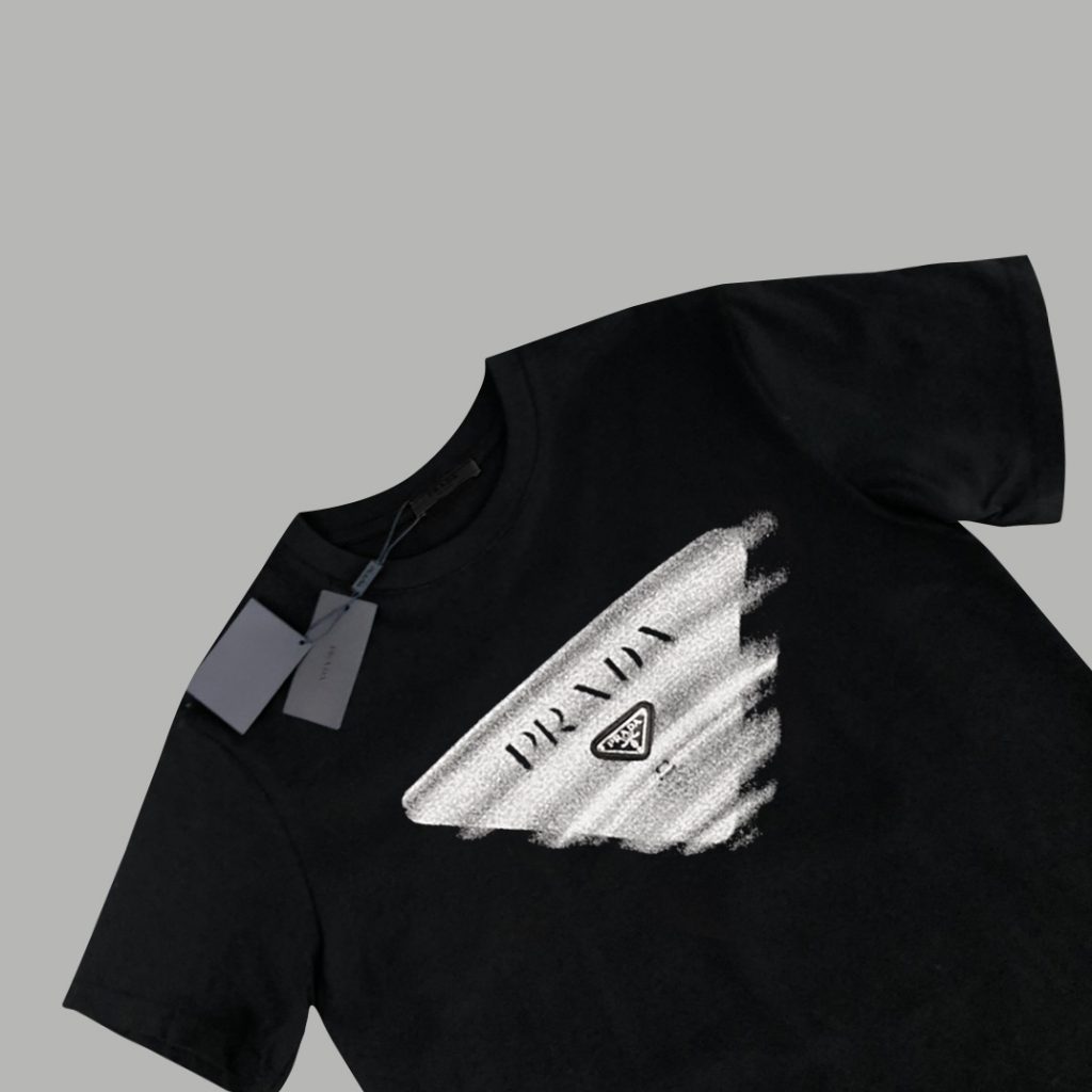 PRADA(プラダ )グラフィティn級品 定番三角形のロゴラウンドネック半袖Tシャツ|スーパーコピーn級優良店 9 PRADA(プラダ )グラフィティn級品 定番三角形のロゴラウンドネック半袖Tシャツ