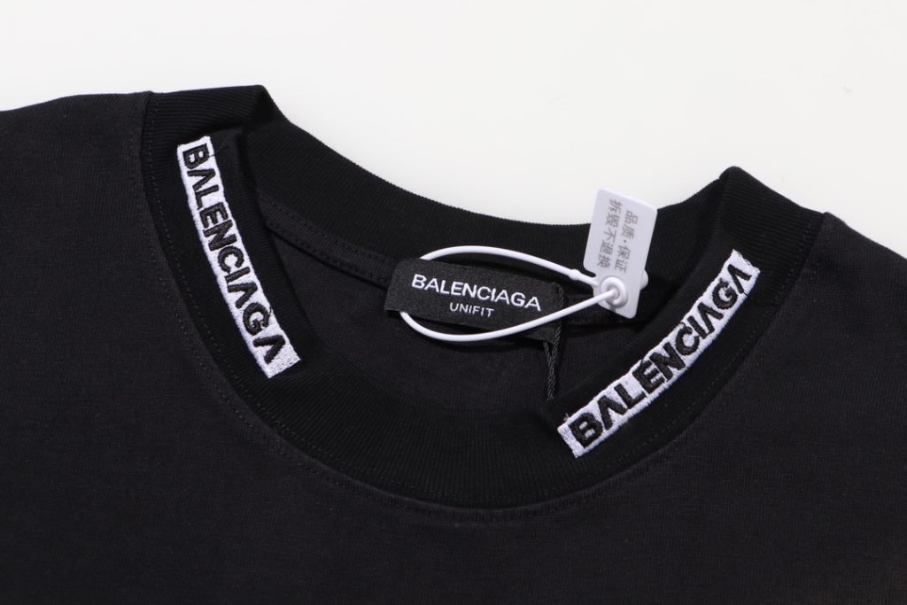 BALENCIAGA(バレンシアガ)2024人気新作  コピー 刺繍 プリントユニークなカスタム織り半袖Tシャツ