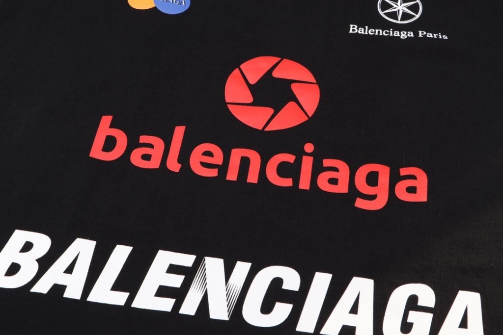 BALENCIAGA(バレンシアガ)2024人気新作  コピー 刺繍 プリントユニークなカスタム織り半袖Tシャツ