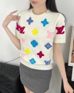 LOUIS VUITTON(ルイヴィトン)芸能人カラーロゴフラワー刺繍ウール半袖コピー