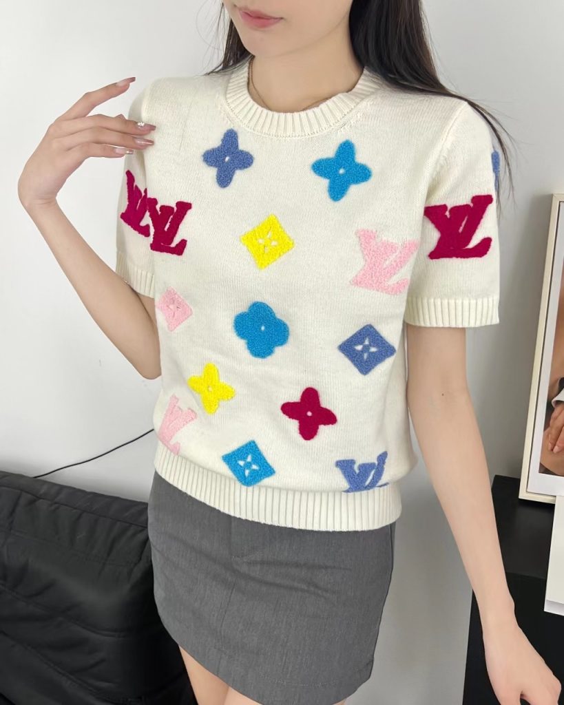 LOUIS VUITTON(ルイヴィトン)芸能人カラーロゴフラワー刺繍ウール半袖コピー