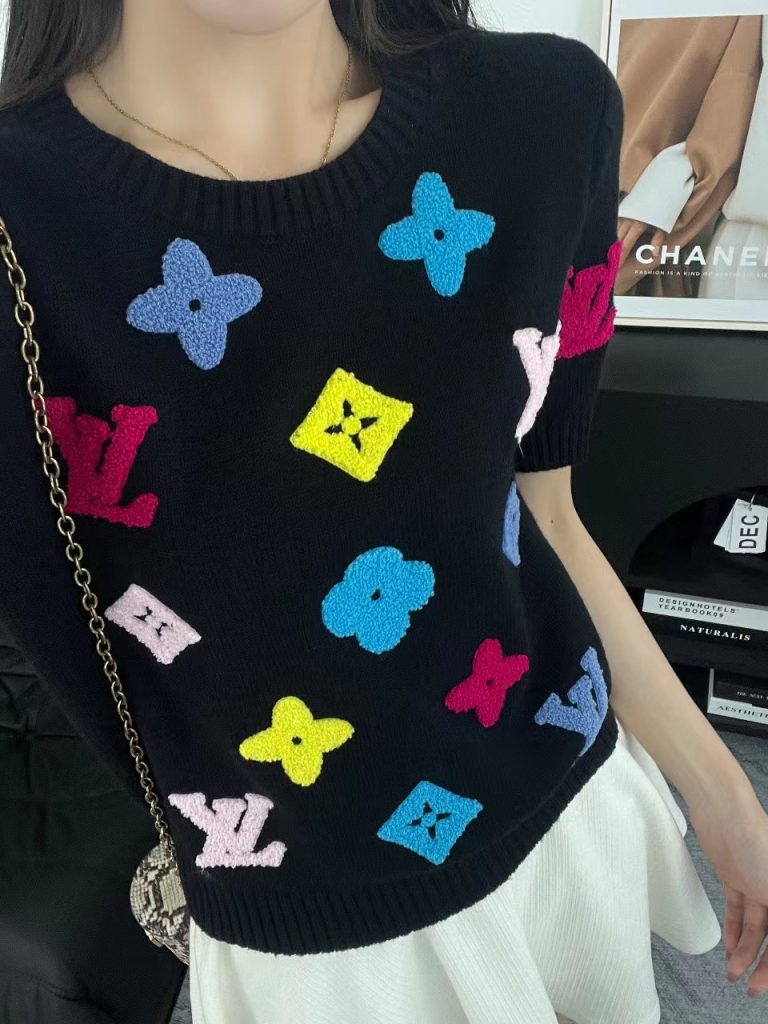 LOUIS VUITTON(ルイヴィトン)芸能人カラーロゴフラワー刺繍ウール半袖コピー